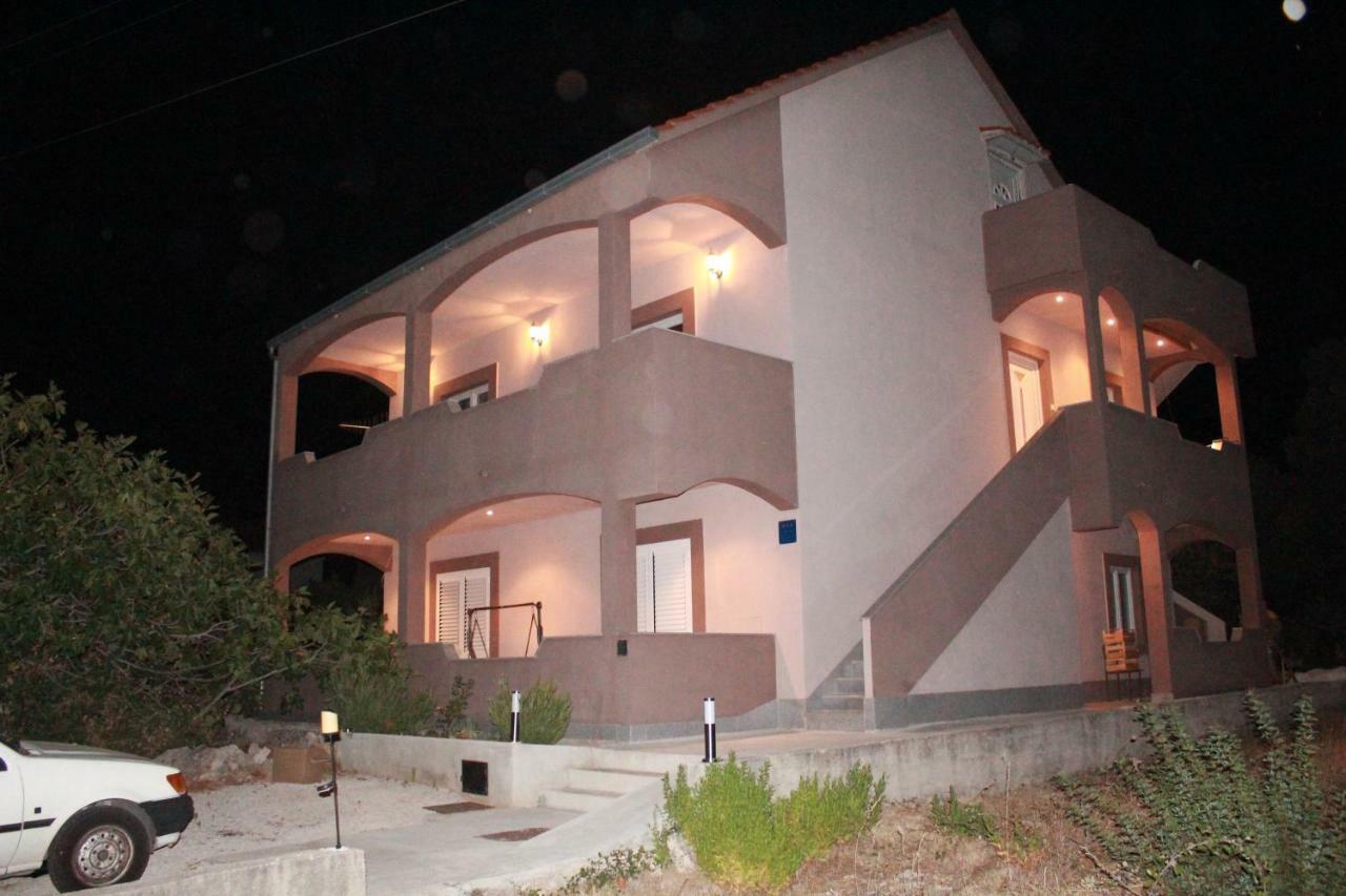 Apartmani Andela Vinisce Exterior photo