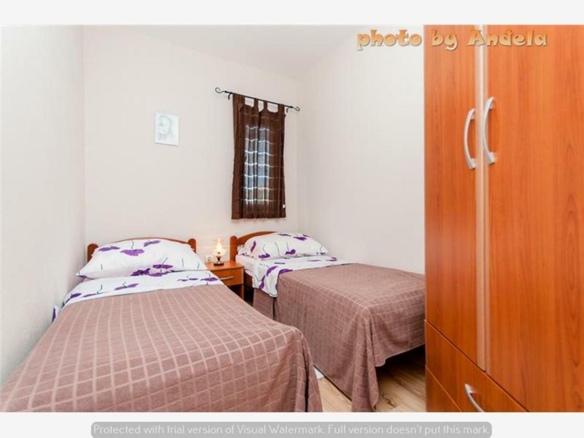 Apartmani Andela Vinisce Exterior photo